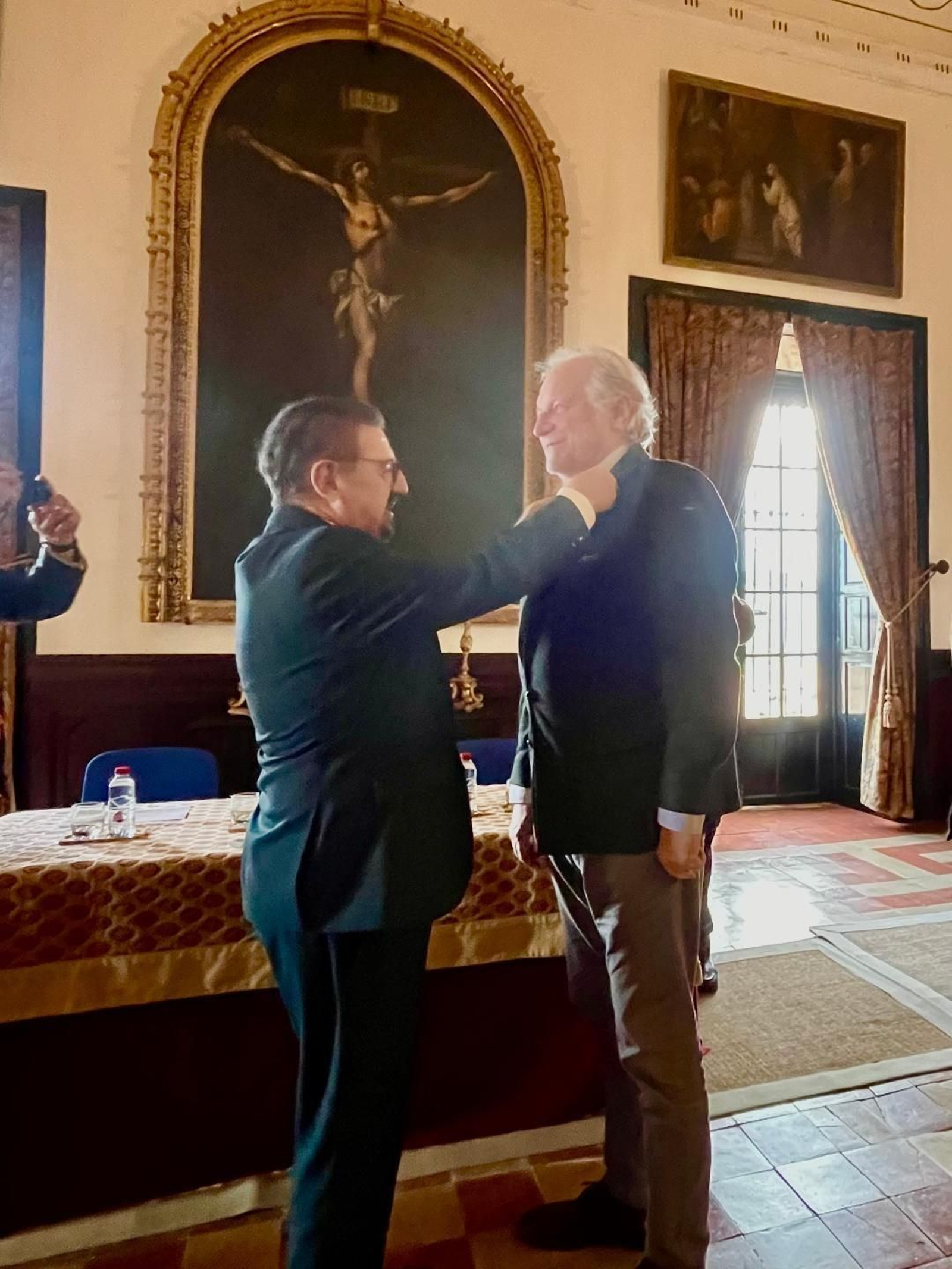 Julián Hurtado de Molina, durante la entrega de la insignia al duque de Medina Sidonia.