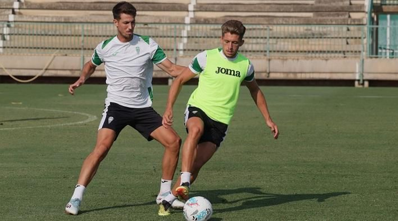 Isma Ruiz es presionado por Pedro Ortiz durante un entrenamiento en la Ciudad Deportiva.