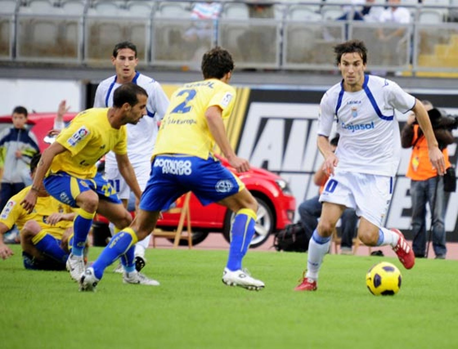 El Xerez da un golpe sobre la mesa y se impune al equipo local con merecimiento alcanzando así la zona de 'play-off' de ascenso. Los de Javi López fueron muy superiores durante todo el encuentro

Foto: LOF
