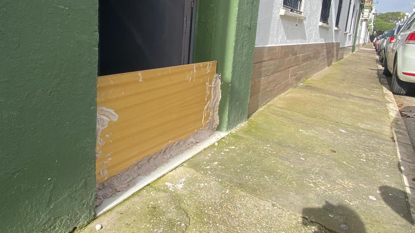 Viviendas de la avenida de la Bajamar, preparadas ante la crecida del Guadalete.