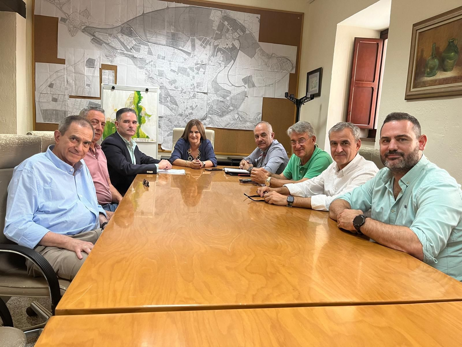 Reunión entre vecinos del Puente de la Sierra y la concejala de Urbanismo, Carmen Colmenero.