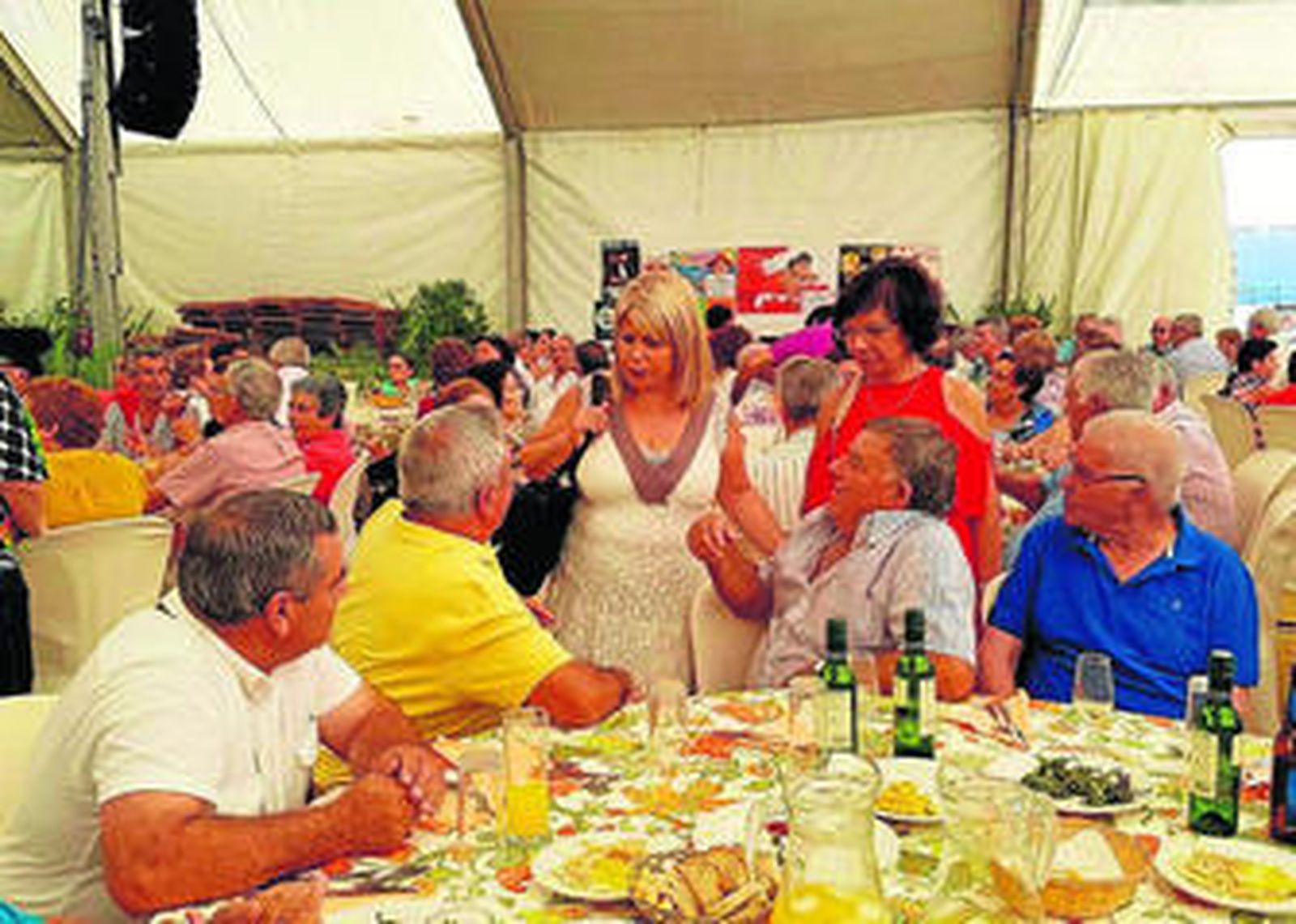 Mamen Sánchez y Carmen Collado, ayer en el almuerzo de convivencia de las personas mayores en la Feria.