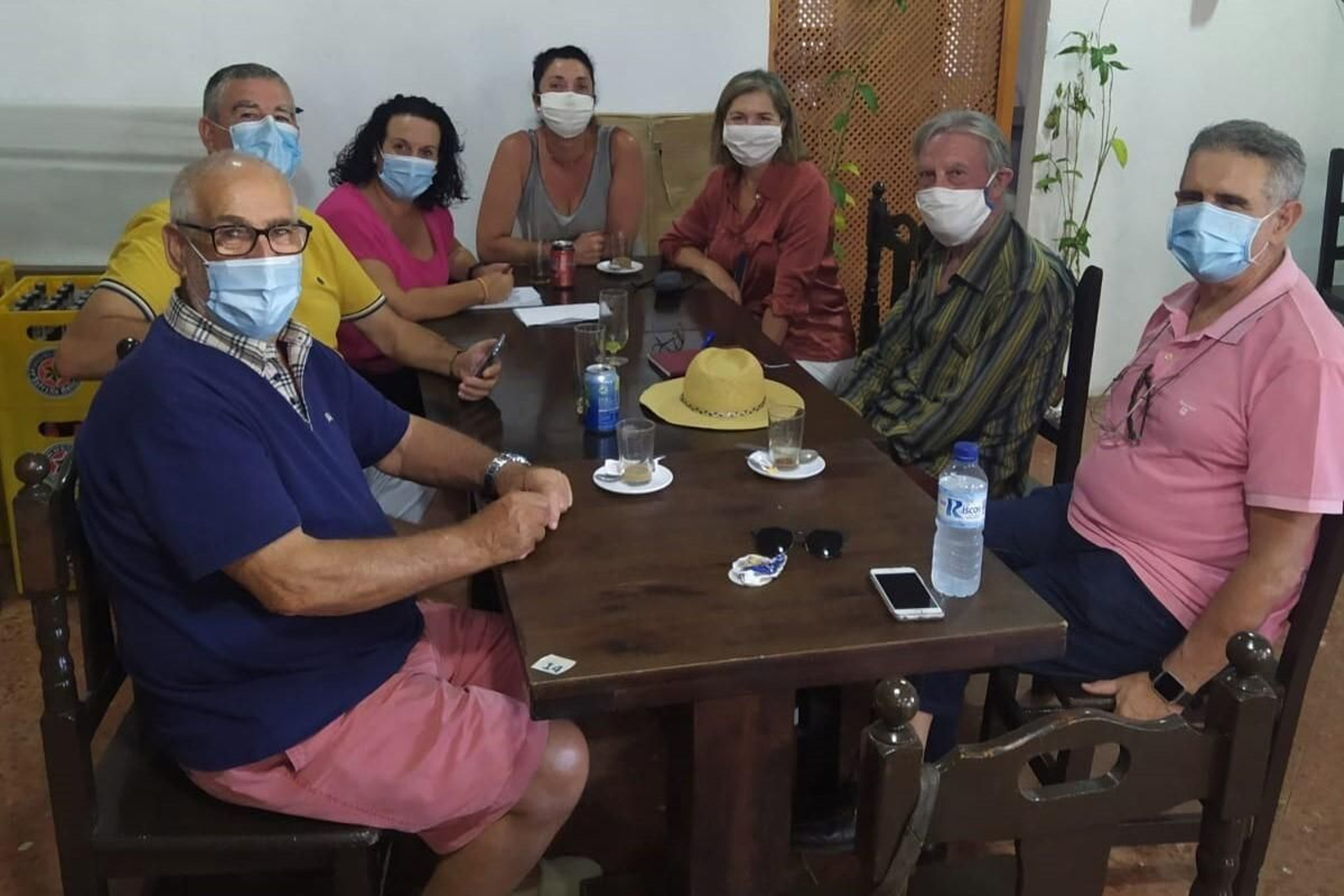 Momento del encuentro entre representantes de la entidad vecinal y la formación popular.