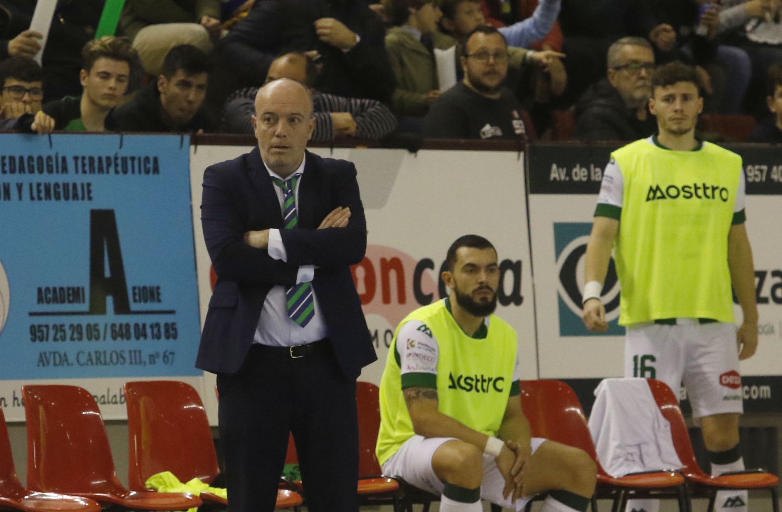 Macario, serio, sigue el desarrollo del partido desde su área técnica.