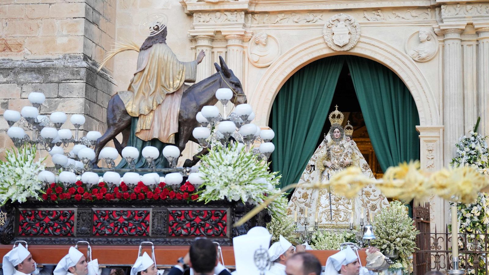 La Borriquita, ante la Virgen de Araceli.