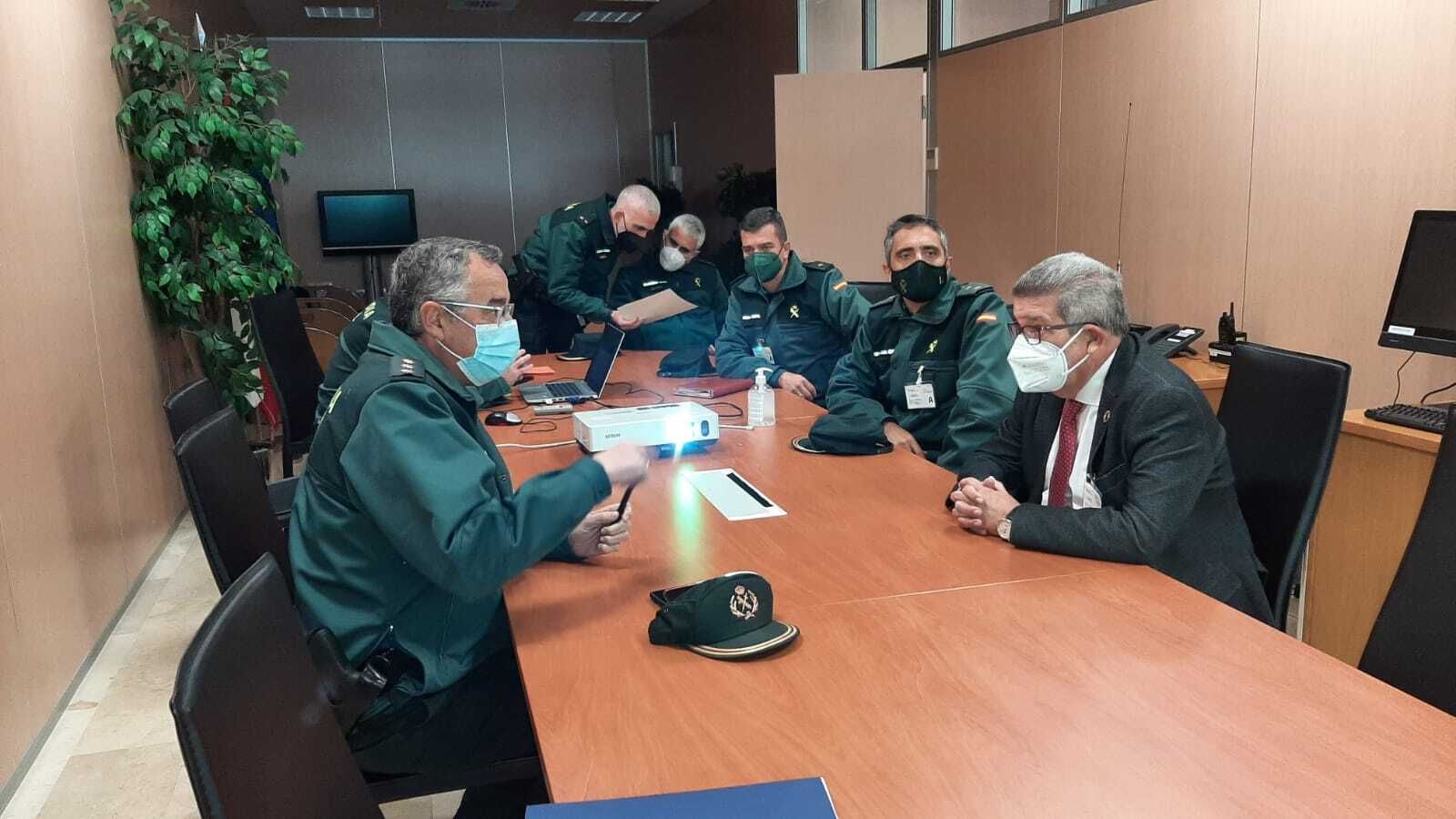 Un momento de la visita de Carlos Toscano y el coronel Luis Ortega al aeropuerto.
