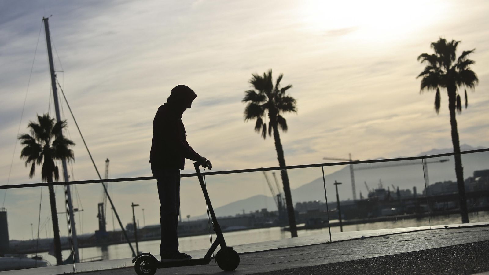 Un usuario circula en patinete eléctrico por el Paseo de la Farola. Un usuario circula en patinete eléctrico por el Paseo de la Farola.