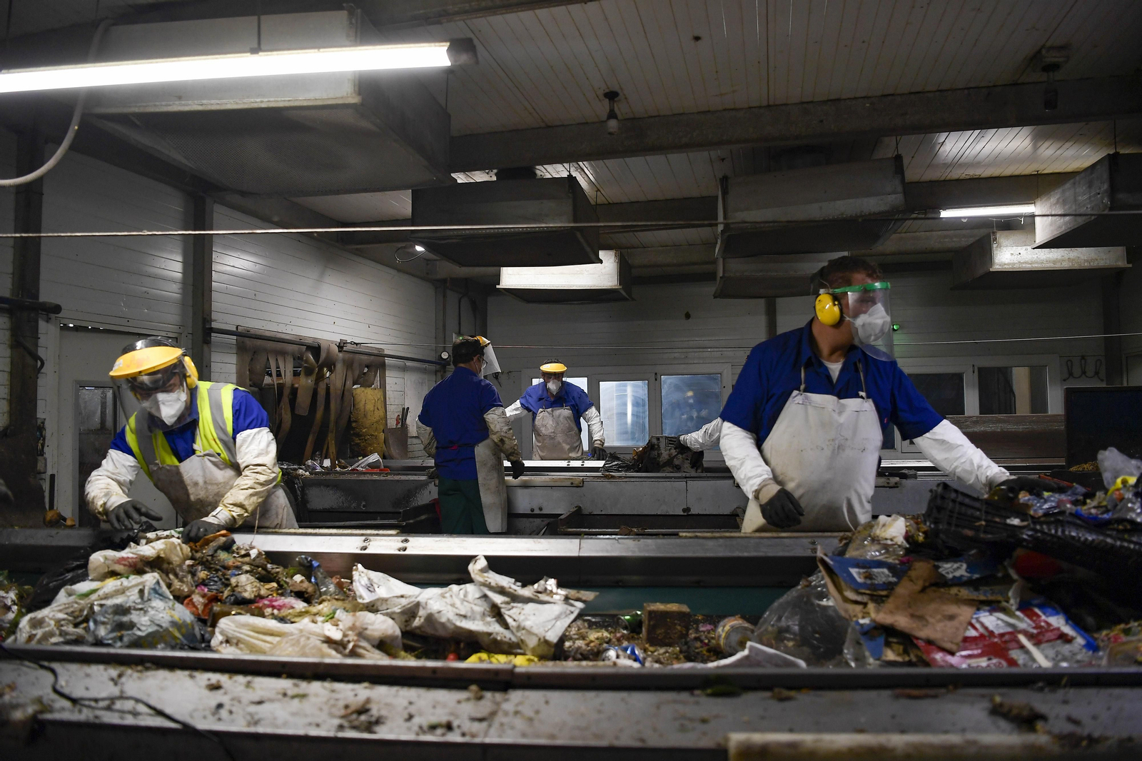 Operarios en la planta de tratamiento de la Diputación