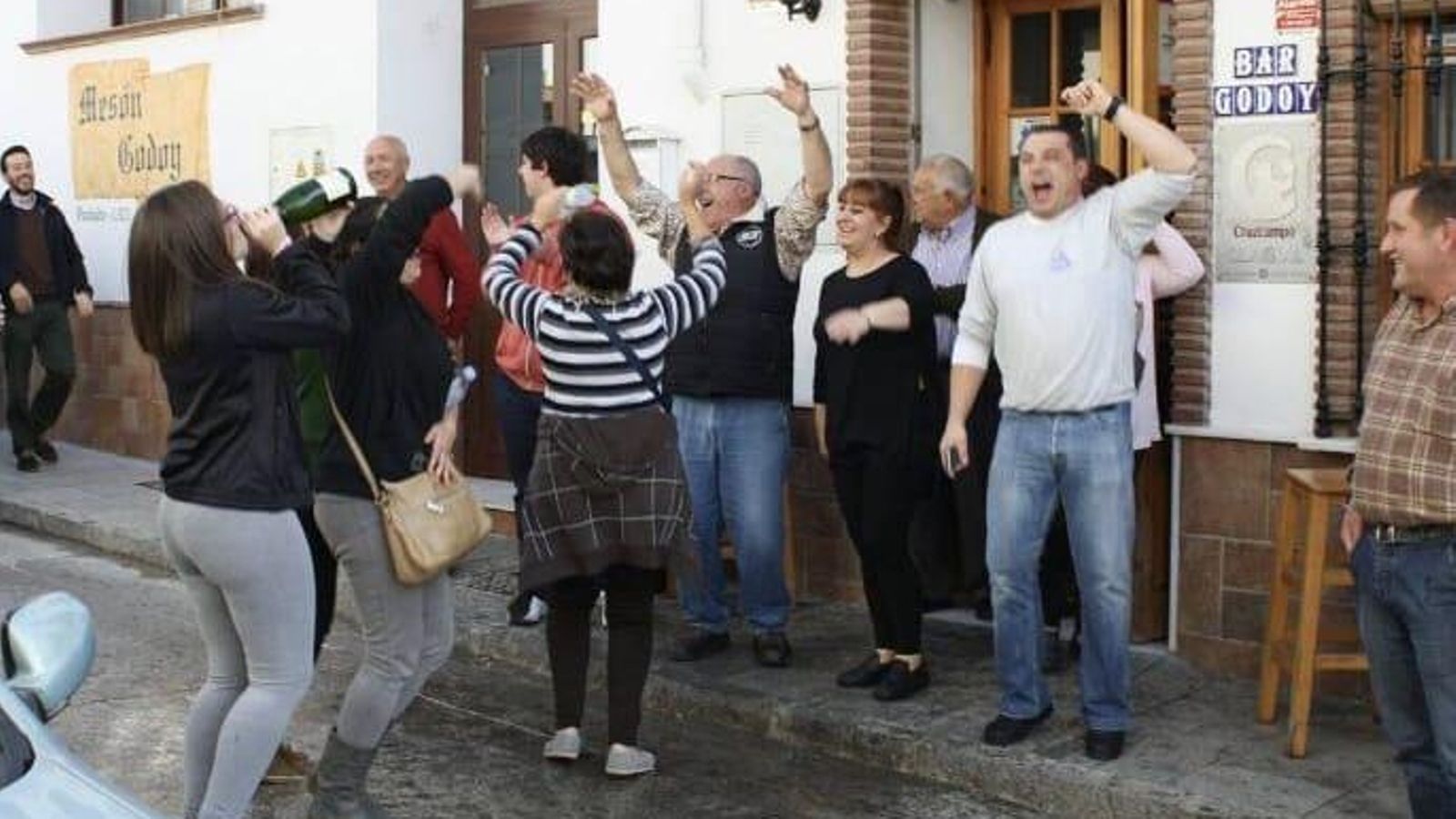 Vecinos de Villanueva de la Concepción celebrando ser ganadores del Gordo de Navidad en 2015