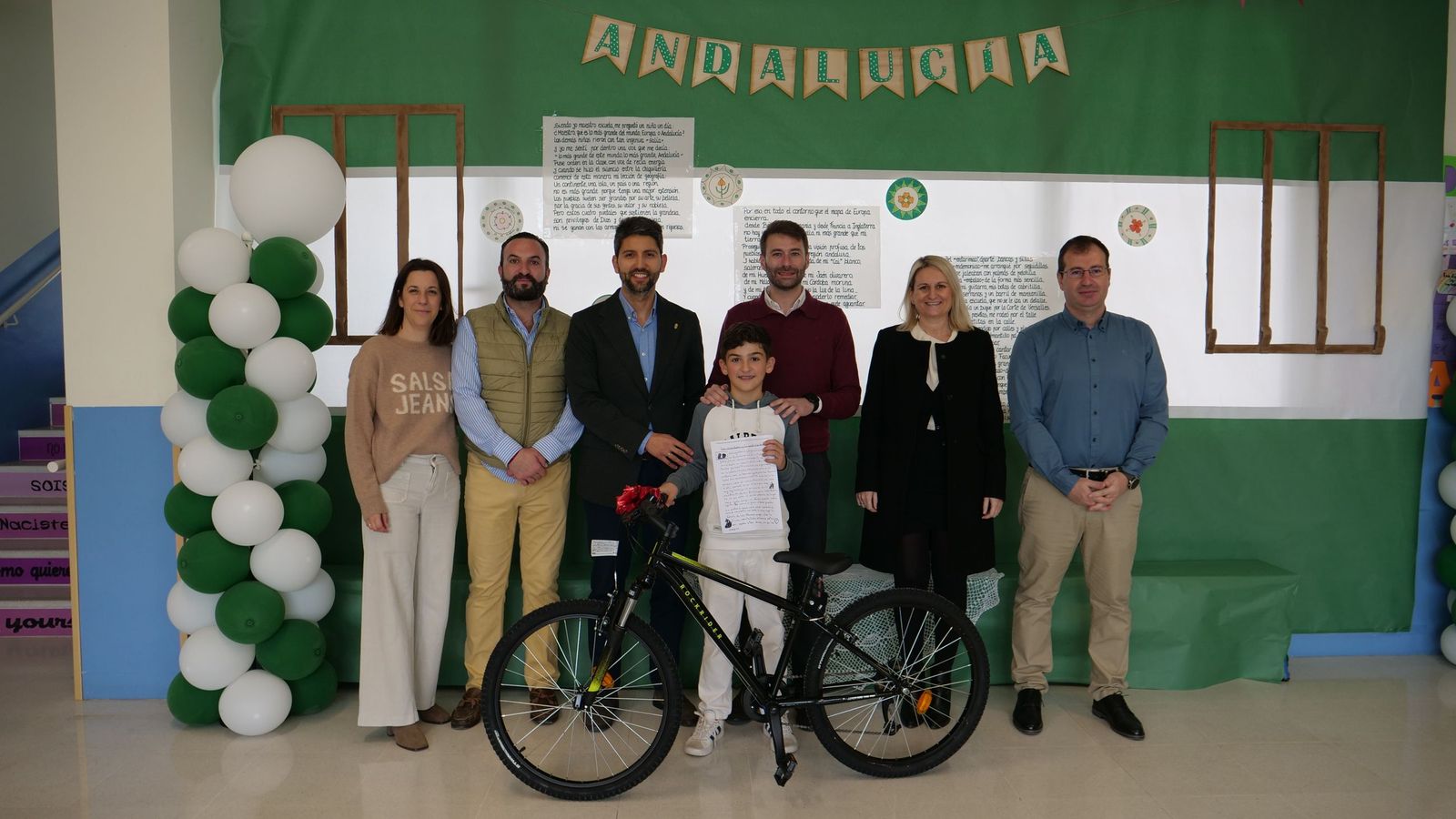 Antonio Moya tras recibir su premio en su colegio.
