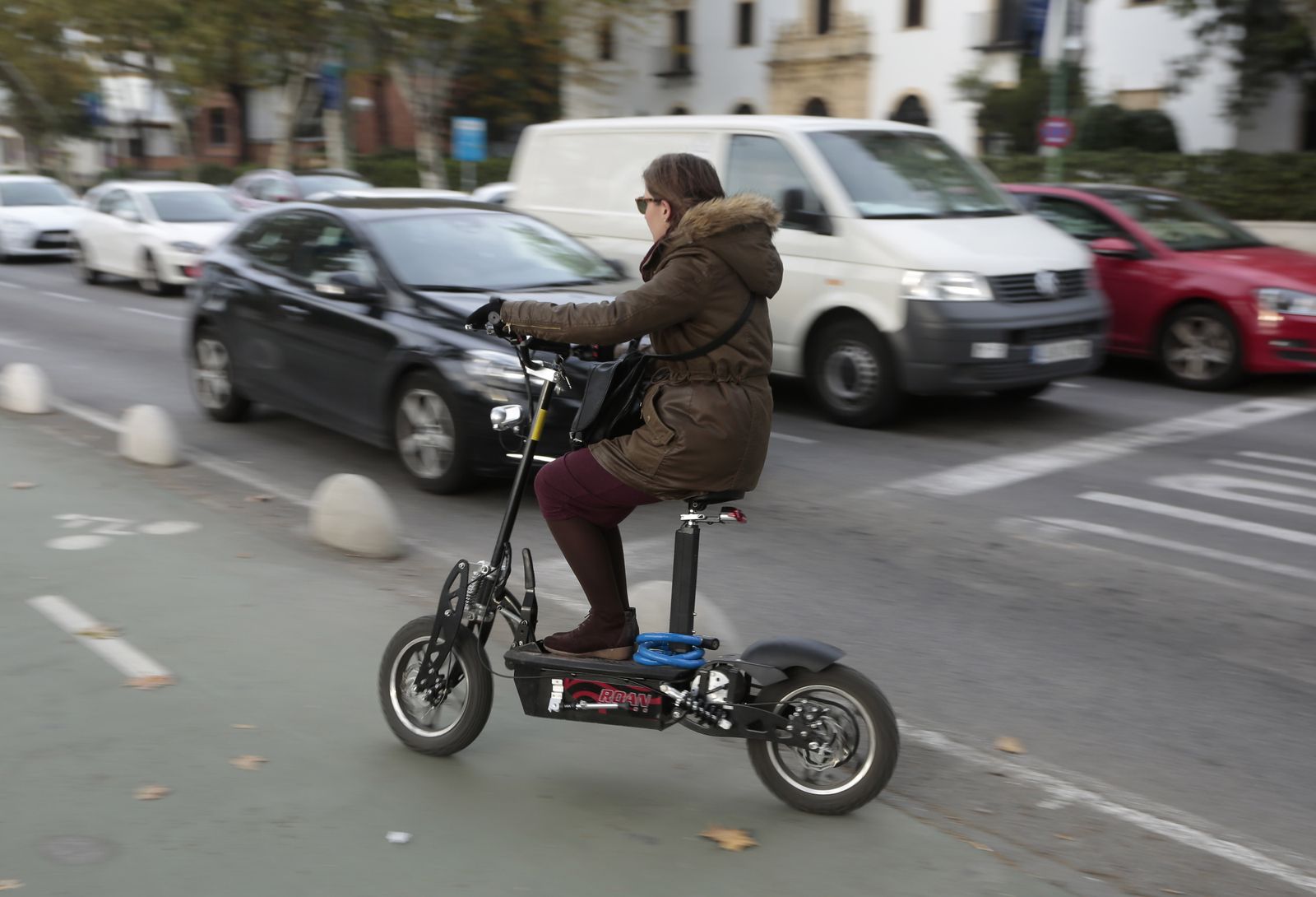 Una persona conduce un patiente con sillín, en una imagen de archivo.