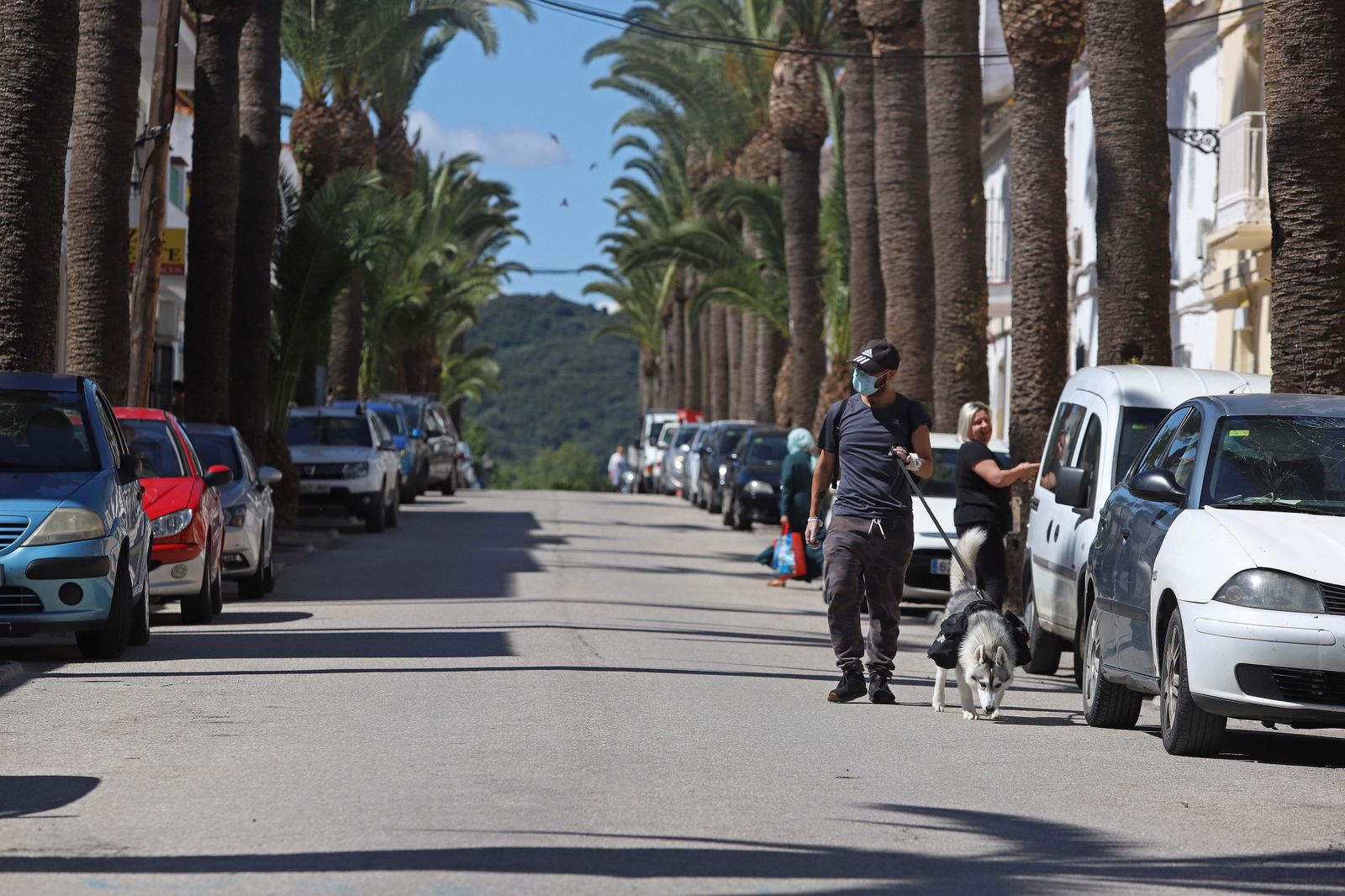 Un vecino de Tesorillo pasea con su perro por una calle de la localidad.