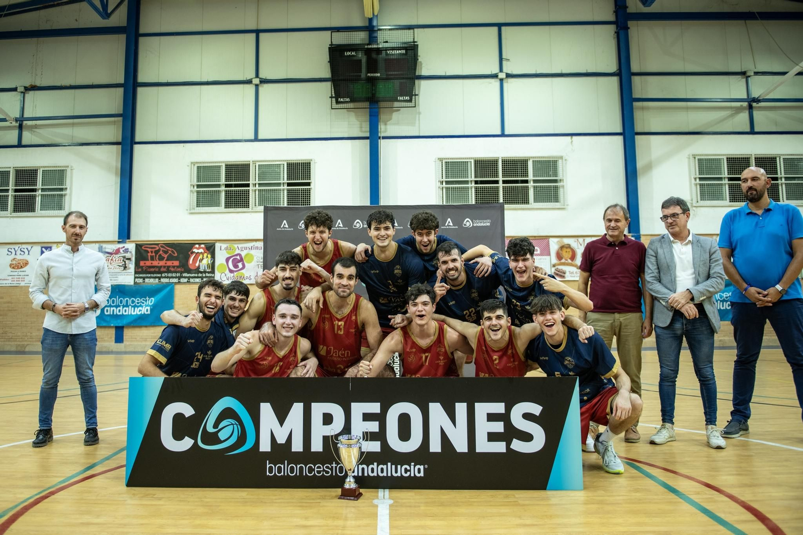 El equipo masculino del Jáen CB celebra el título.
