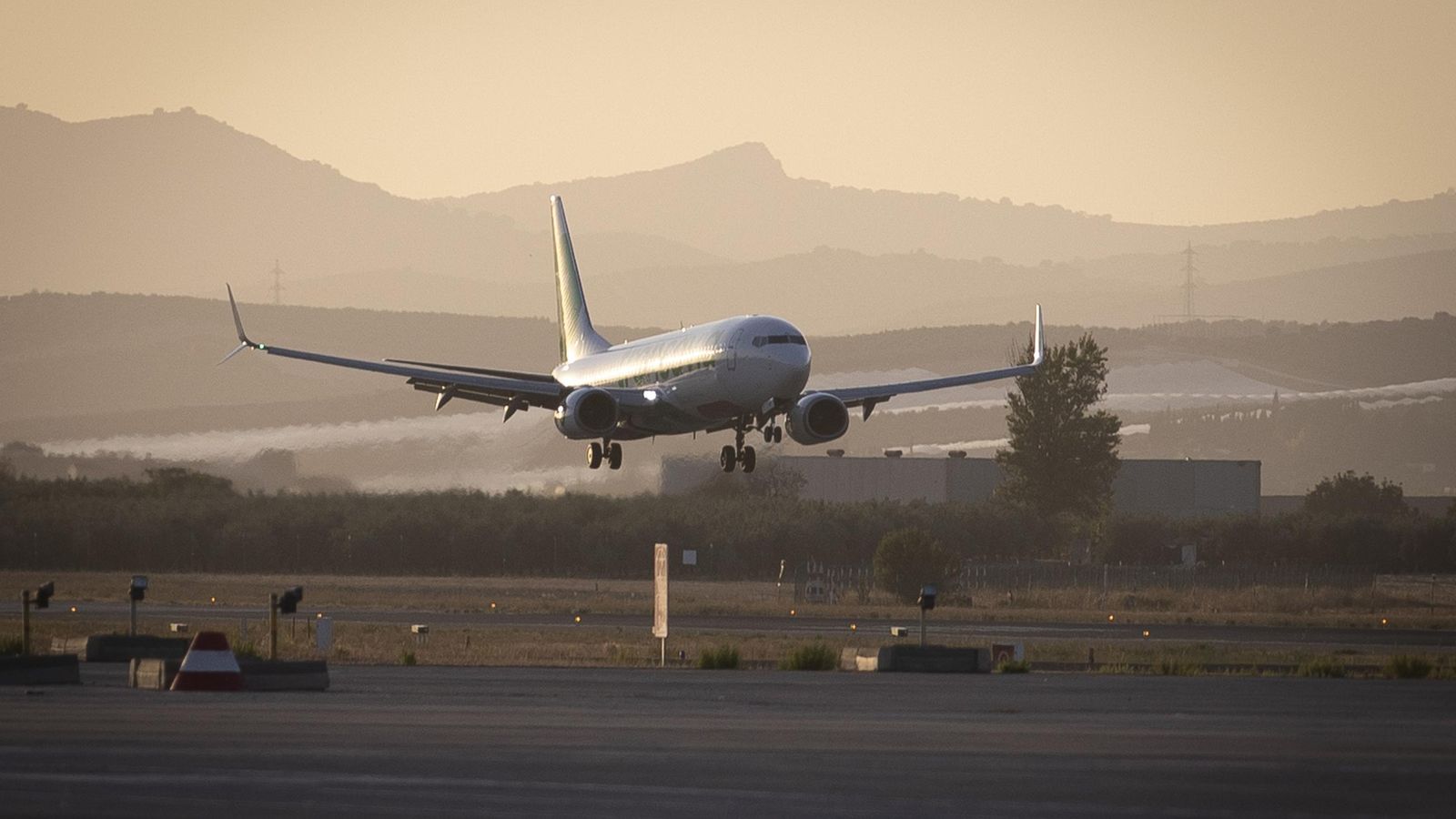 Llegada al aeropuerto el primer vuelo entre Amsterdam y Granada