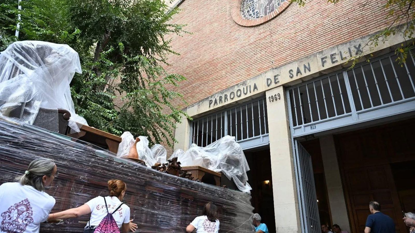 El paso de la Santa Cena de Linares entra en la parroquia de San Félix.
