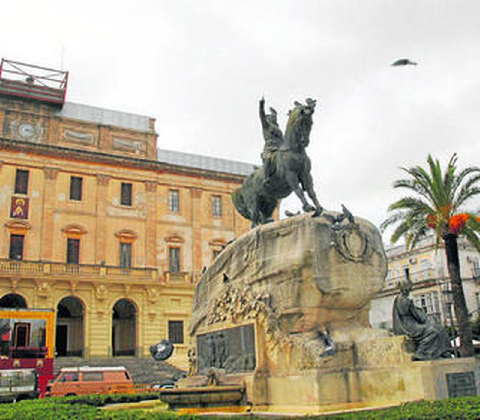 Estatua ecuestre del general Varela, ubicada en plena plaza del Rey, en el mismo centro de San Fernando.