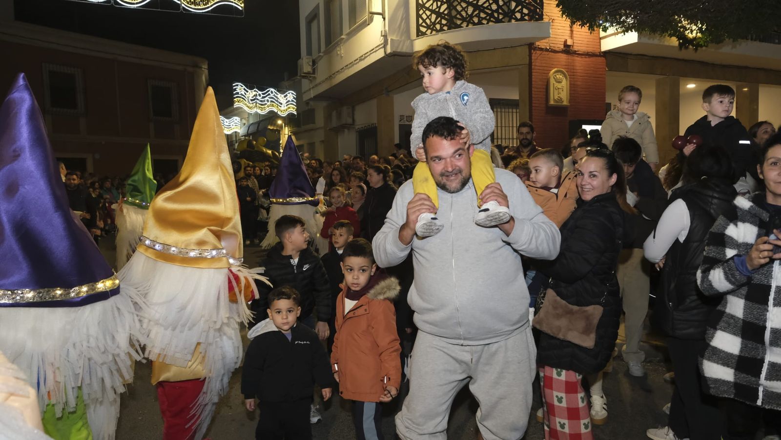 Imágenes de la cabalgata de Huércal de Almería: miles de personas reciben a los Reyes Magos