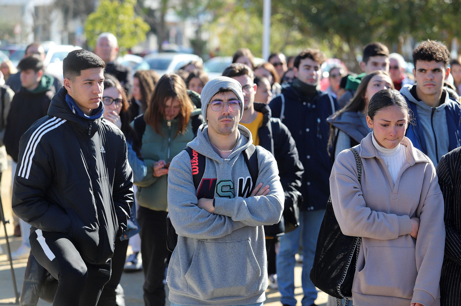 Imágenes del minuto de silencio guardado en la Universidad de Huelva en memoria de los estudiantes fallecidos en el incendio