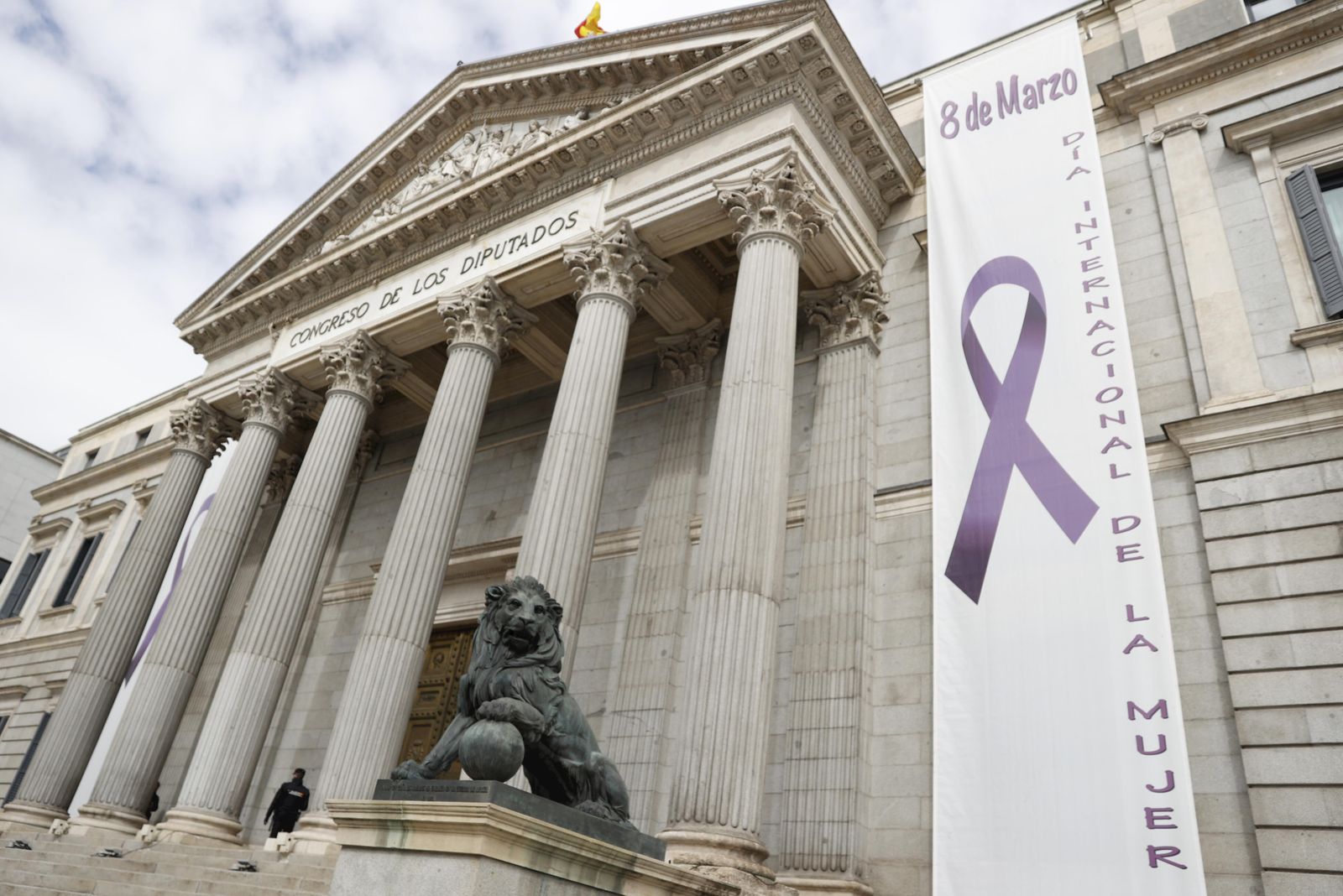 El Congreso de los Diputados luce una pancarta por el Día Internacional de la Mujer.