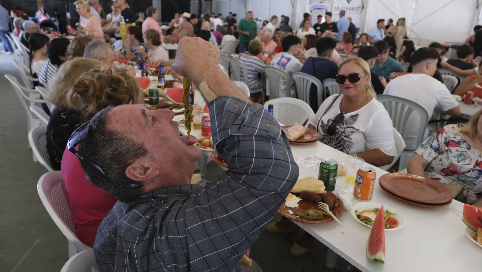 Imágenes de la degustación de huevos fritos con chorizo, en las Fiestas de Santa María del Águila