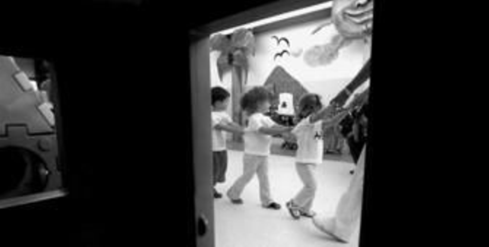 Varios niños juegan con una monitora.