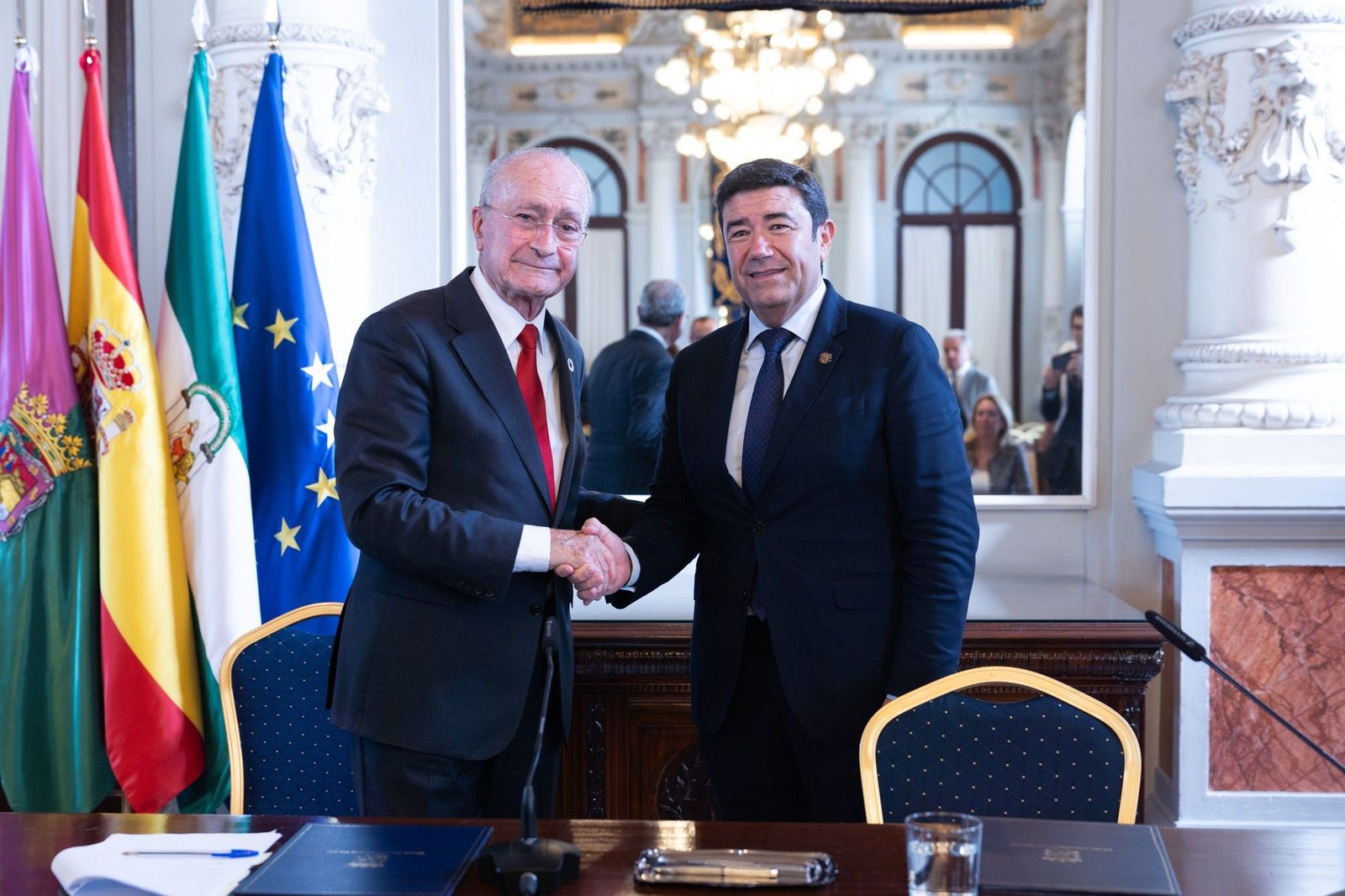 El alcalde de Málaga, Francisco de la Torre, y el decano del Cuerpo Consular, Alberto Benito, durante la firma de un acuerdo.