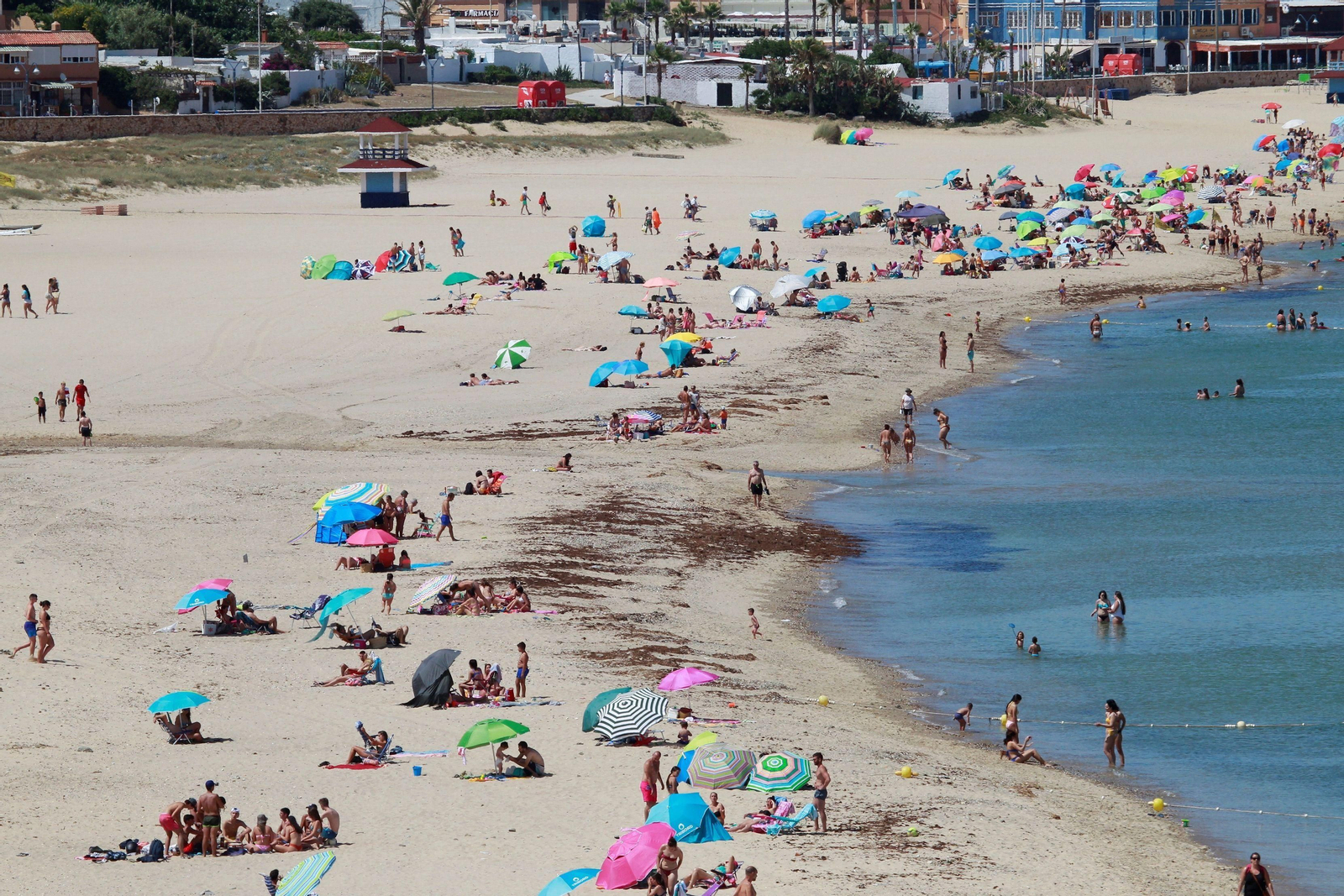 Ambiente en la playa  de Getares en Algeciras, una de las 32 playas  gaditanas que ha conseguido la bandera azul de 2020 que la Asociación de Educación Ambiental y del Consumidor (Adeac) ha concedido a la provincia.
