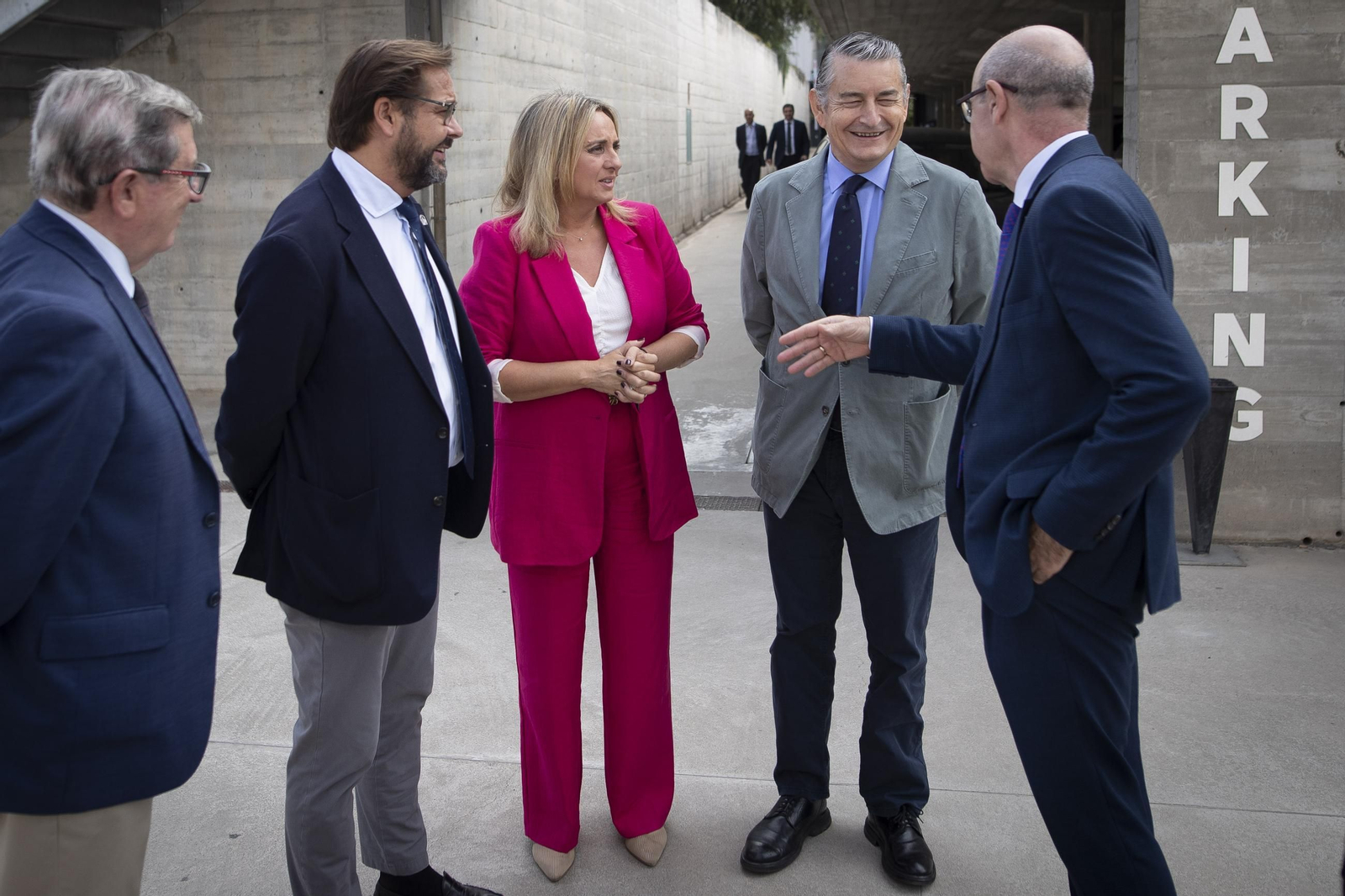 El rector habla con el consejero Sanz, Marifrán Carazo y Antonio Granados, antes del acto de presentación del centro.