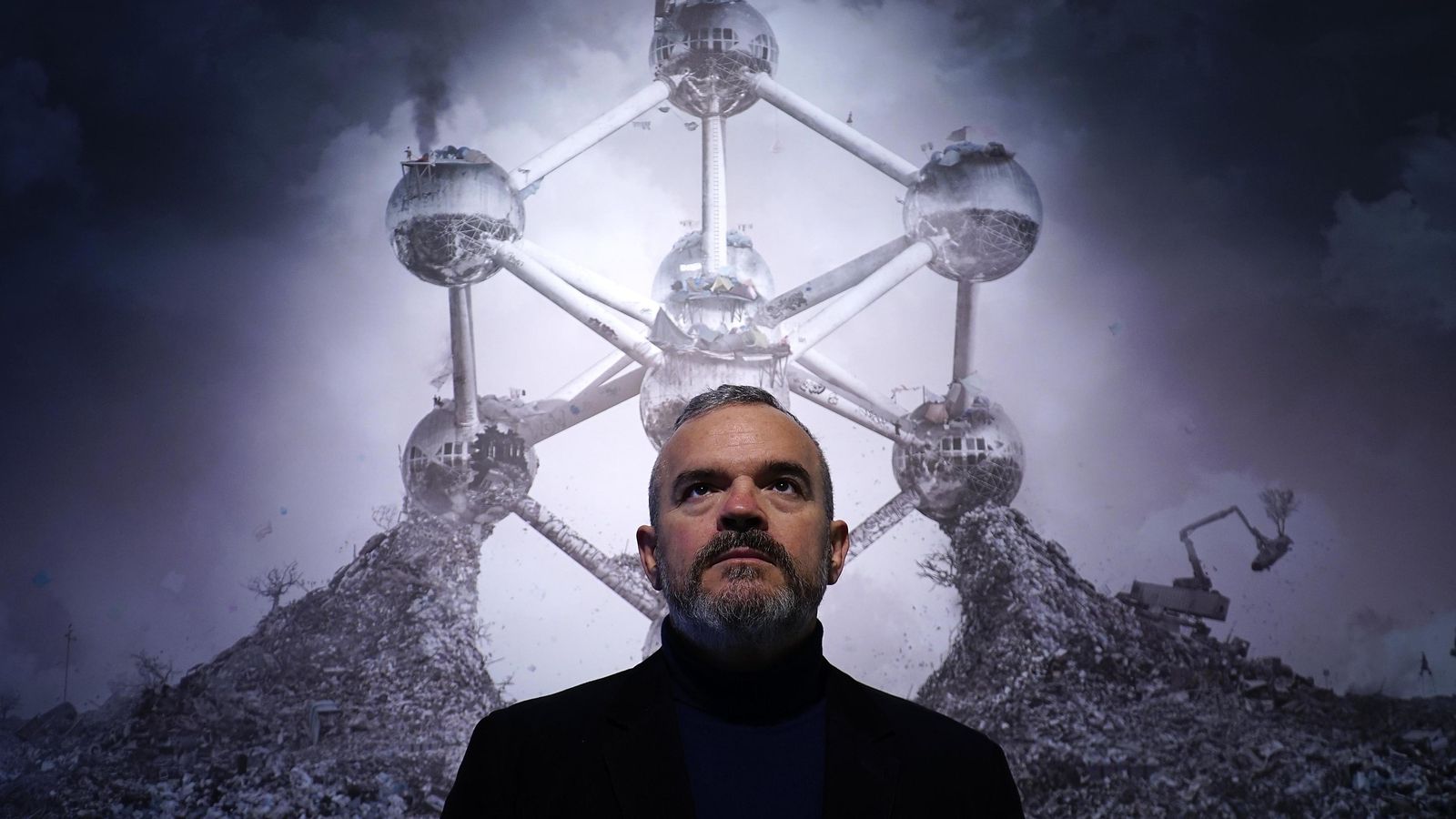 Ángel Pantoja, ante el Atomium que ha recreado. Ángel Pantoja, ante el Atomium que ha recreado.