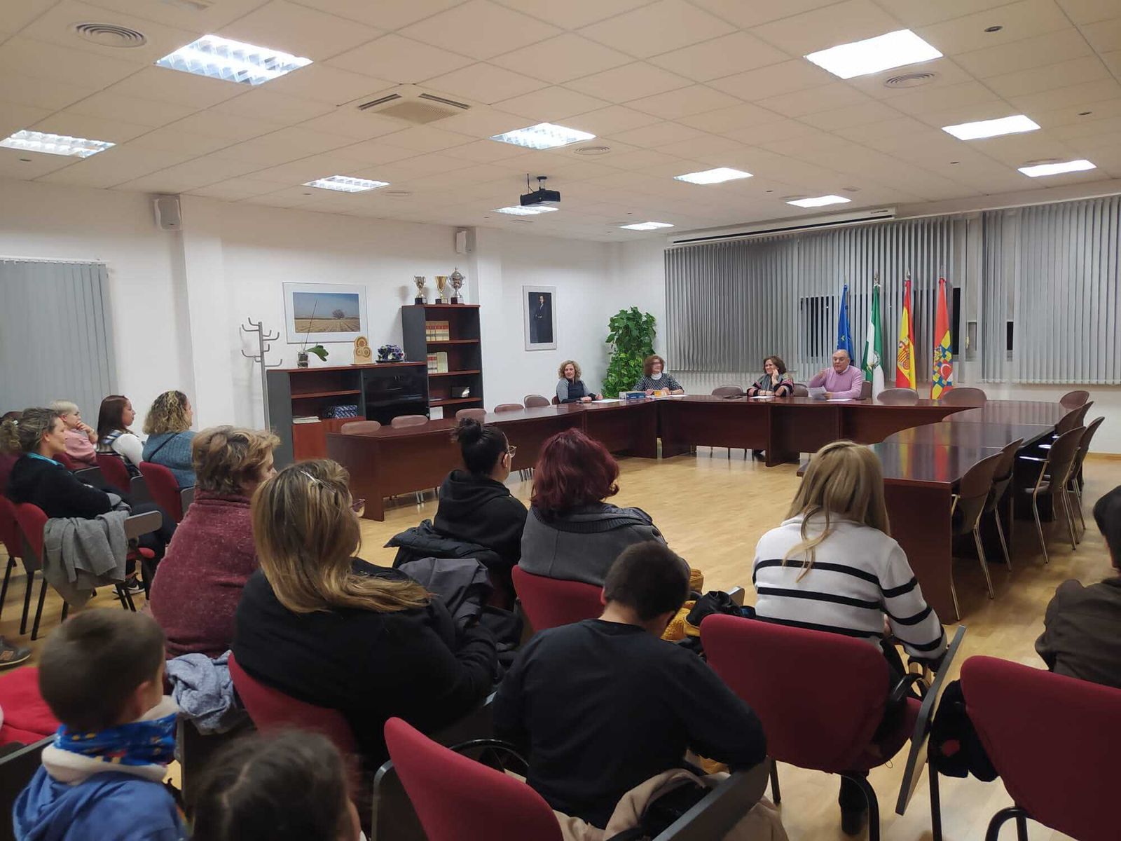 reunión informativa celebrada en el Ayuntamiento para presentar este nuevo servicio municipal de conciliación.