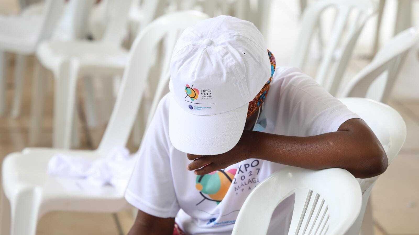 Una joven llorando tras los resultados de la Expo2027. Una joven llorando tras los resultados de la Expo2027.
