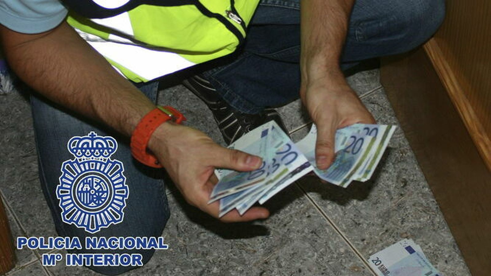 Un policía manipula unos billetes falsos