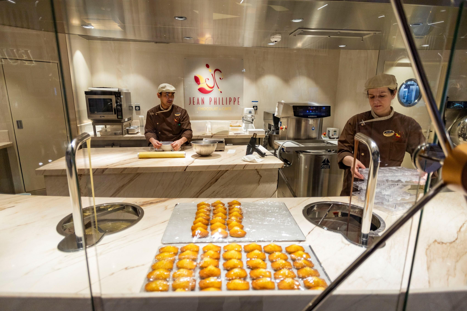 Imágenes de la visita del crucero MSC Euribia al puerto de Cádiz