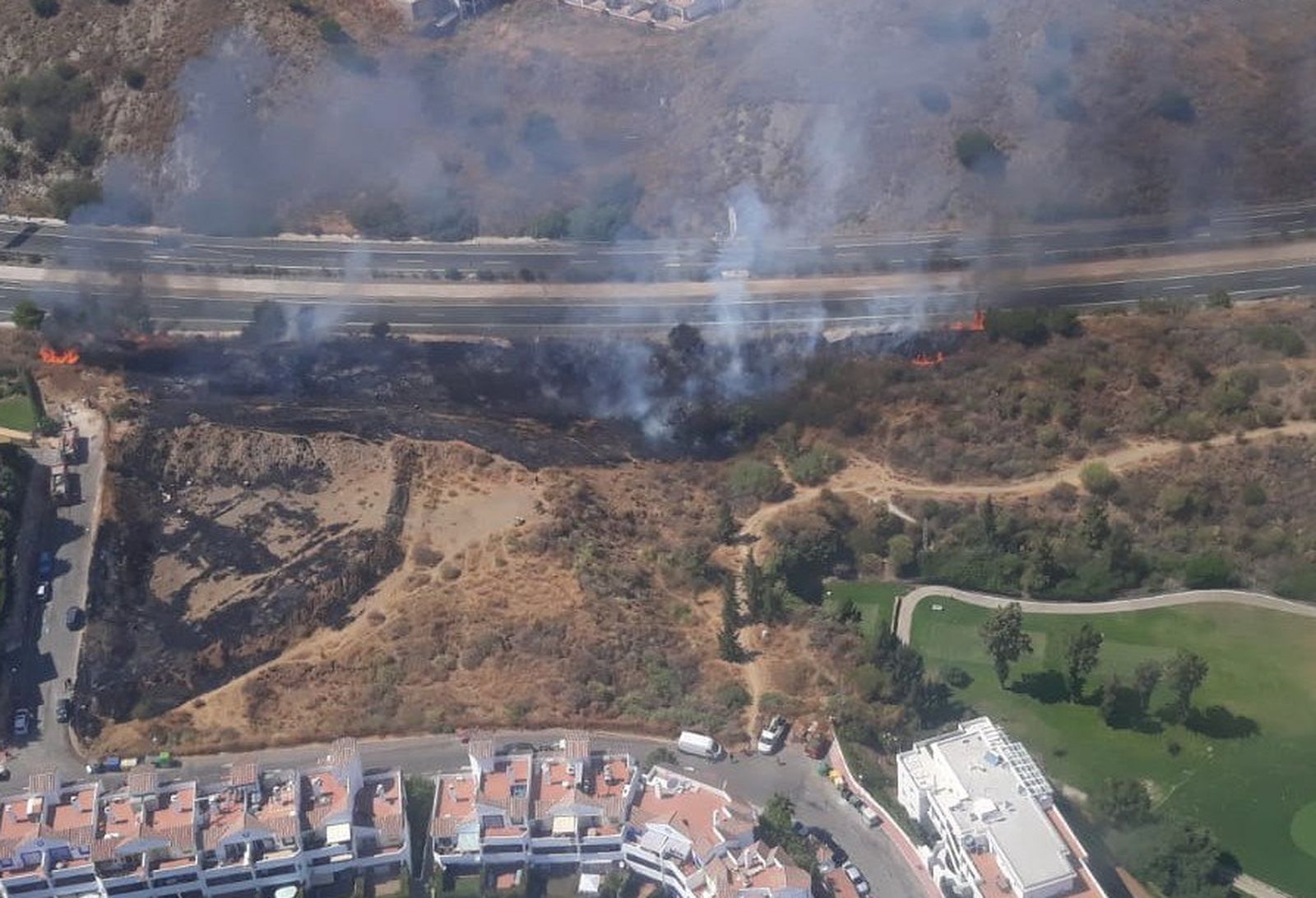 Incendio forestal en el paraje de Calahonda de Mijas.