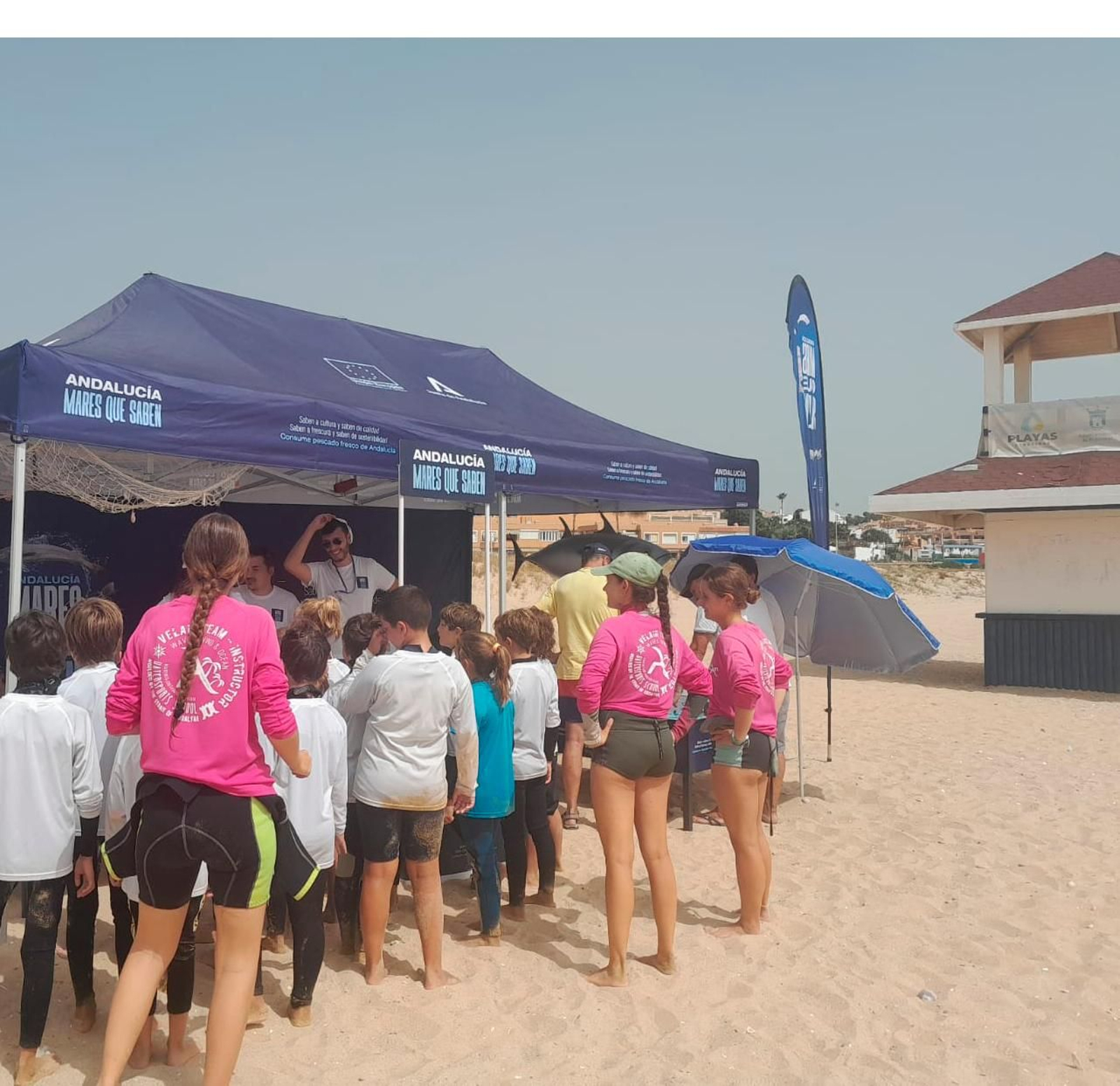 El expositor de la campaña en la playa de Getares.