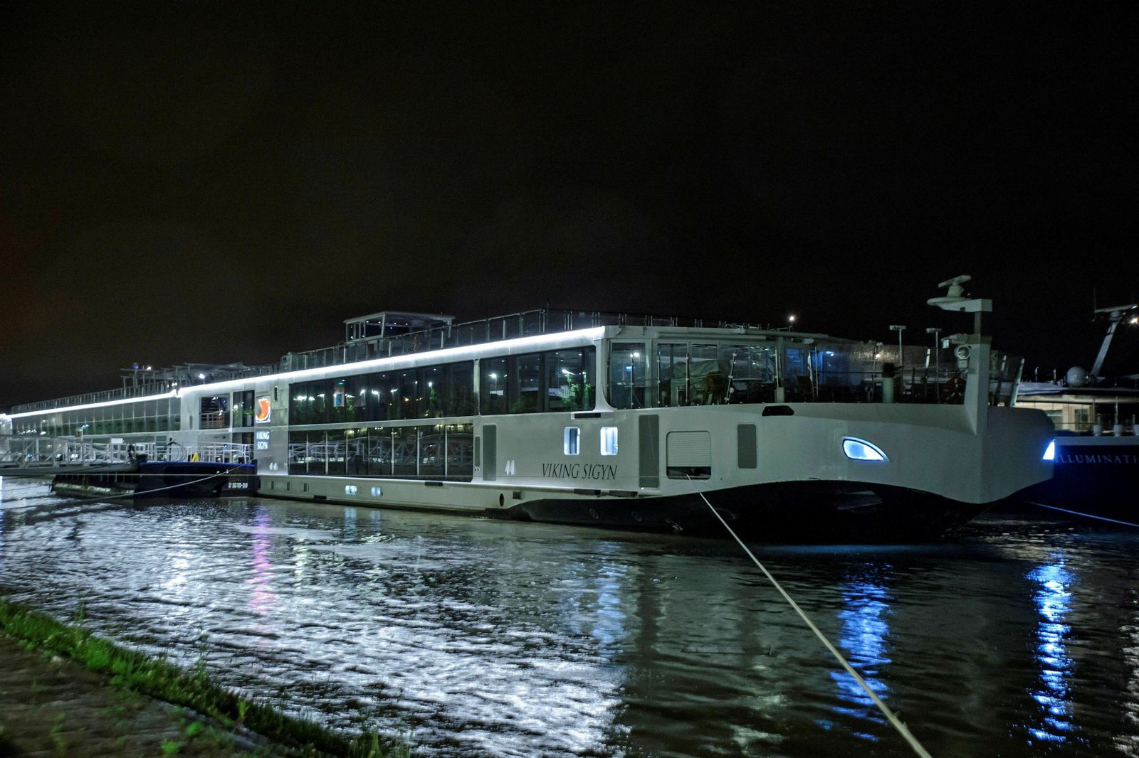 El rescate de las víctimas del naufragio de un barco turístico en el Danubio, en imágenes