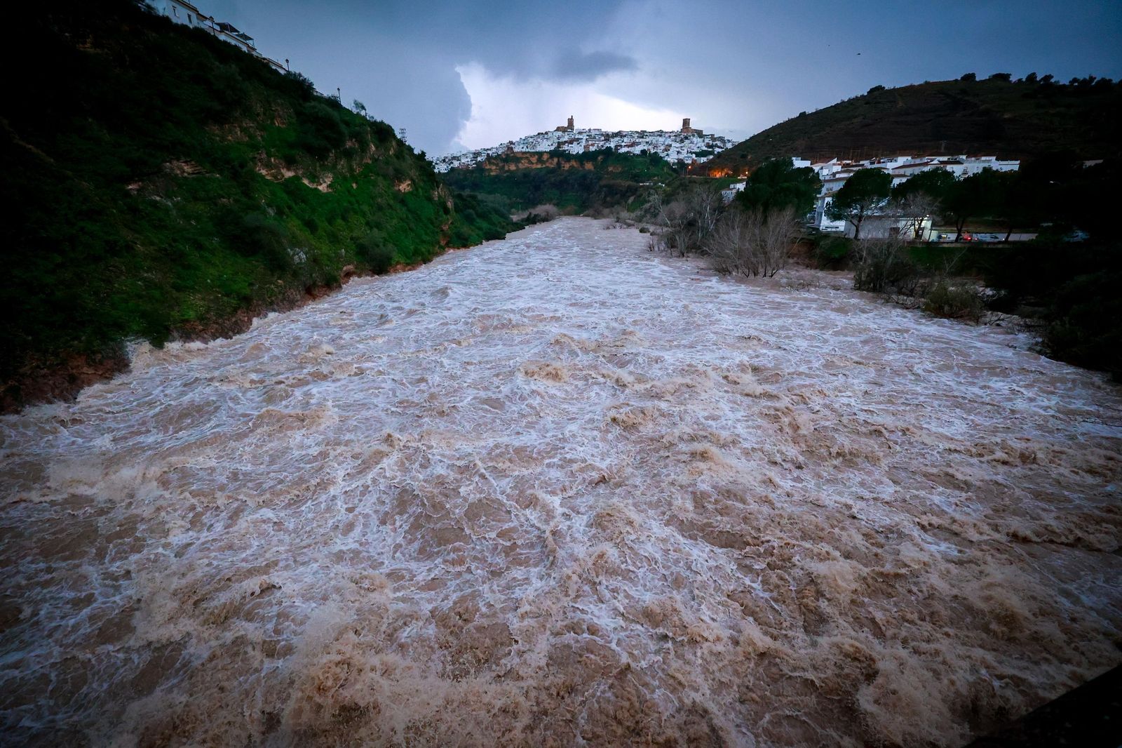 Así desembalsa la presa de Arcos: a 700 metros cúbicos por segundo