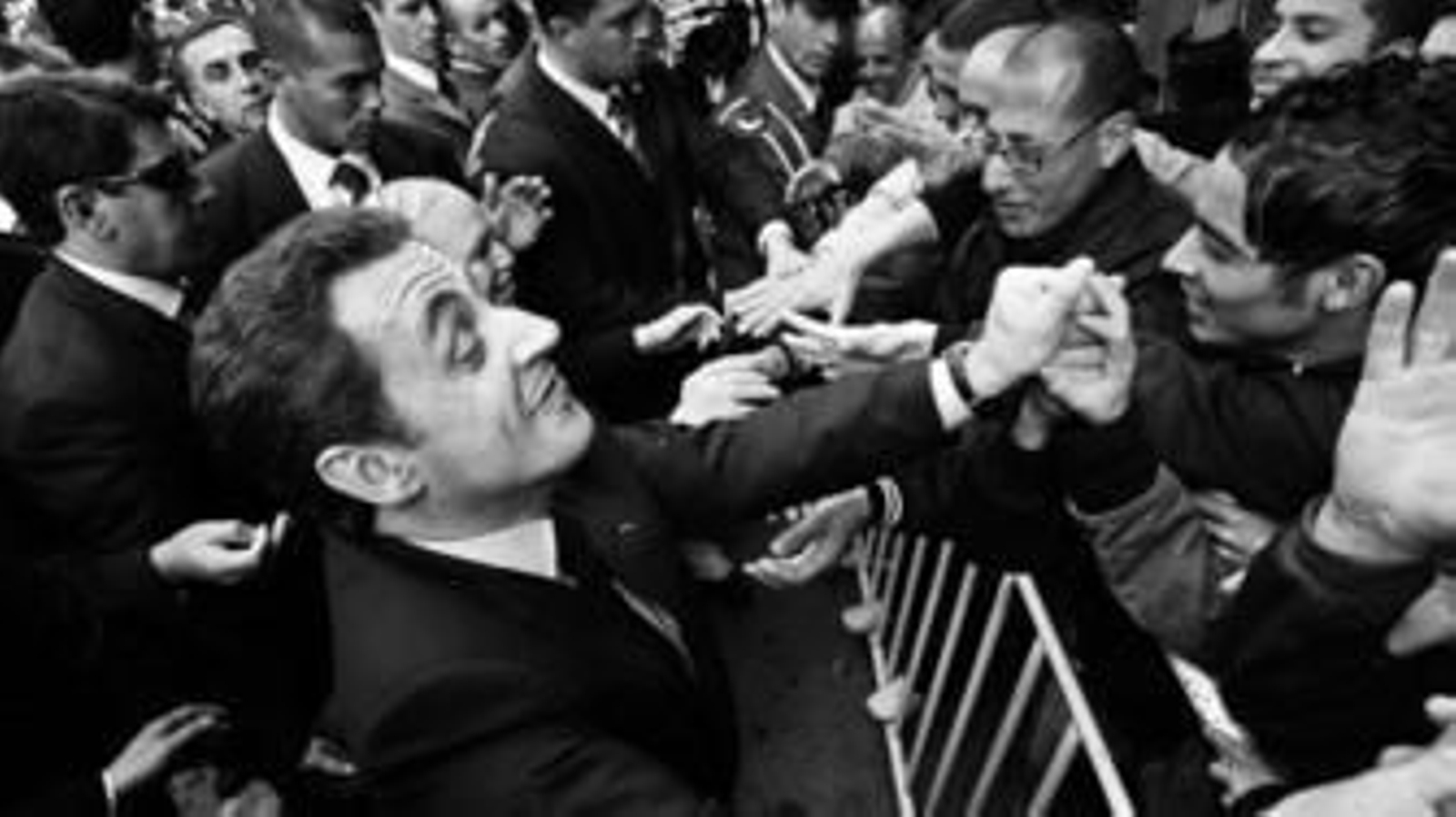 El presidente francés, saludando a un grupo de personas en su visita a Argelia, ayer.