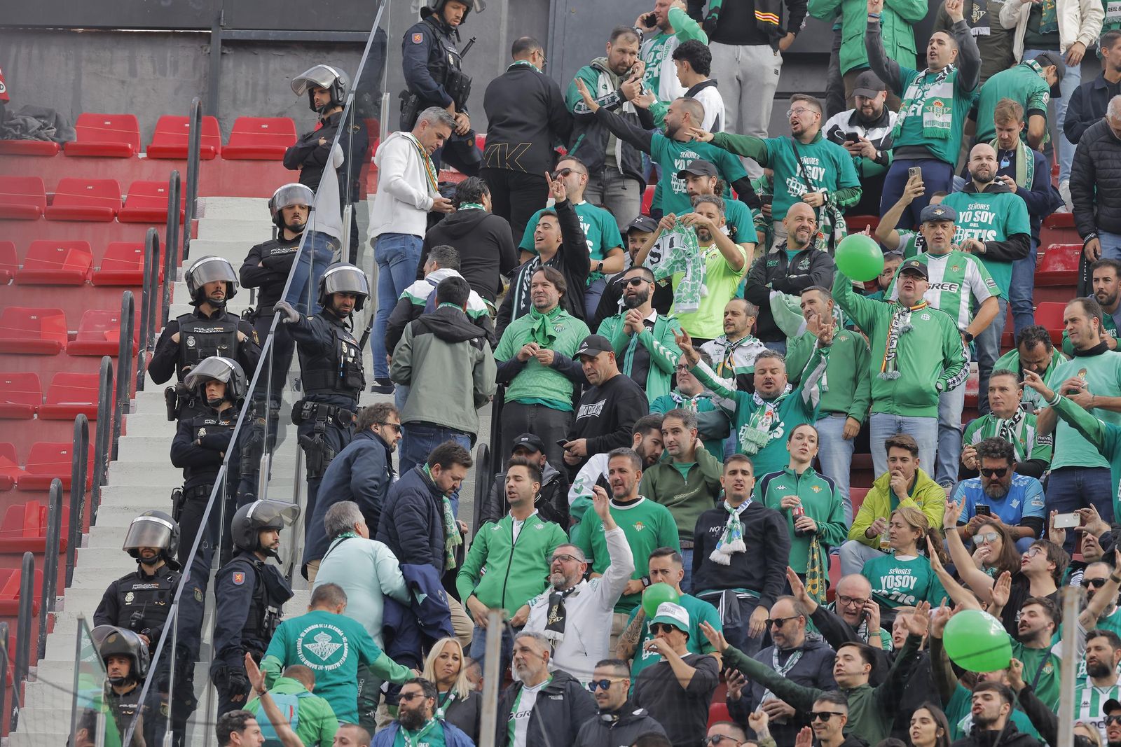 Búscate en las fotos del Sevilla -Betis