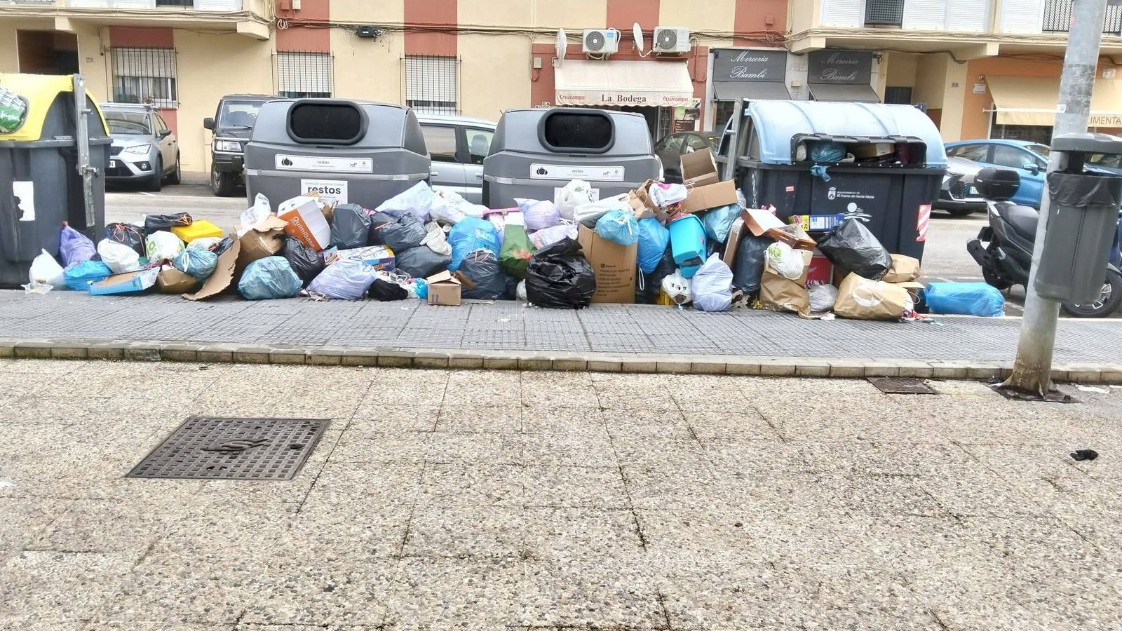 Otra zona de la ciudad con el mismo problema con los contenedores.