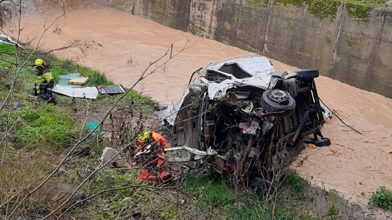 Vehículo tras caer a un río en Casabermeja