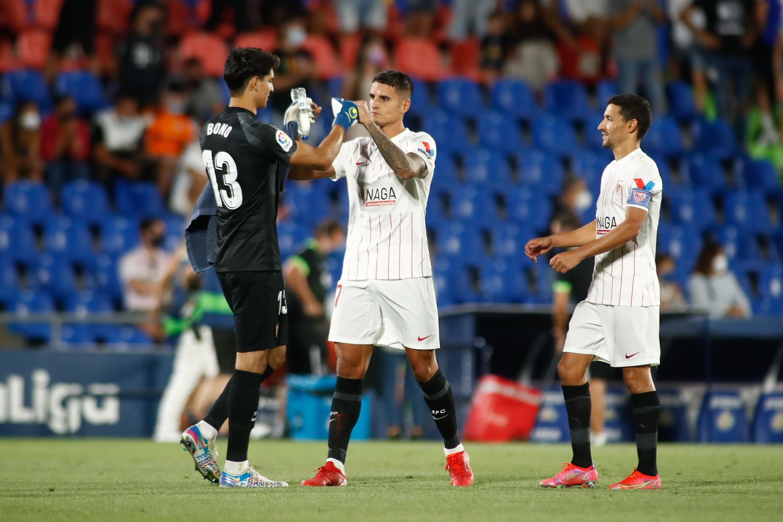 Lamela y Bono celebran la victoria en Getafe ante Jesús Navas.