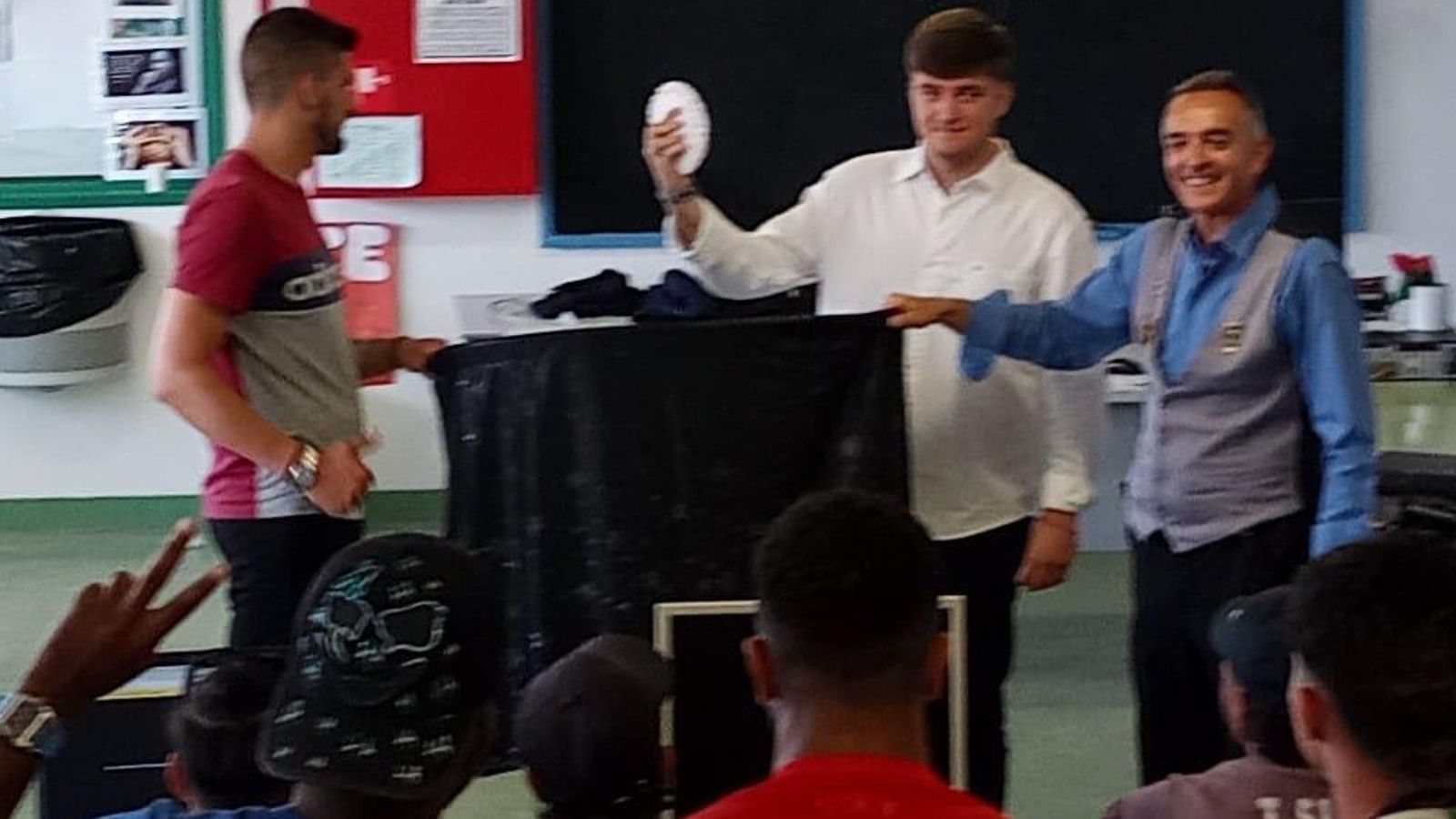 Uno de los funcionarios de la cárcel, también mago, participó en el espectáculo.