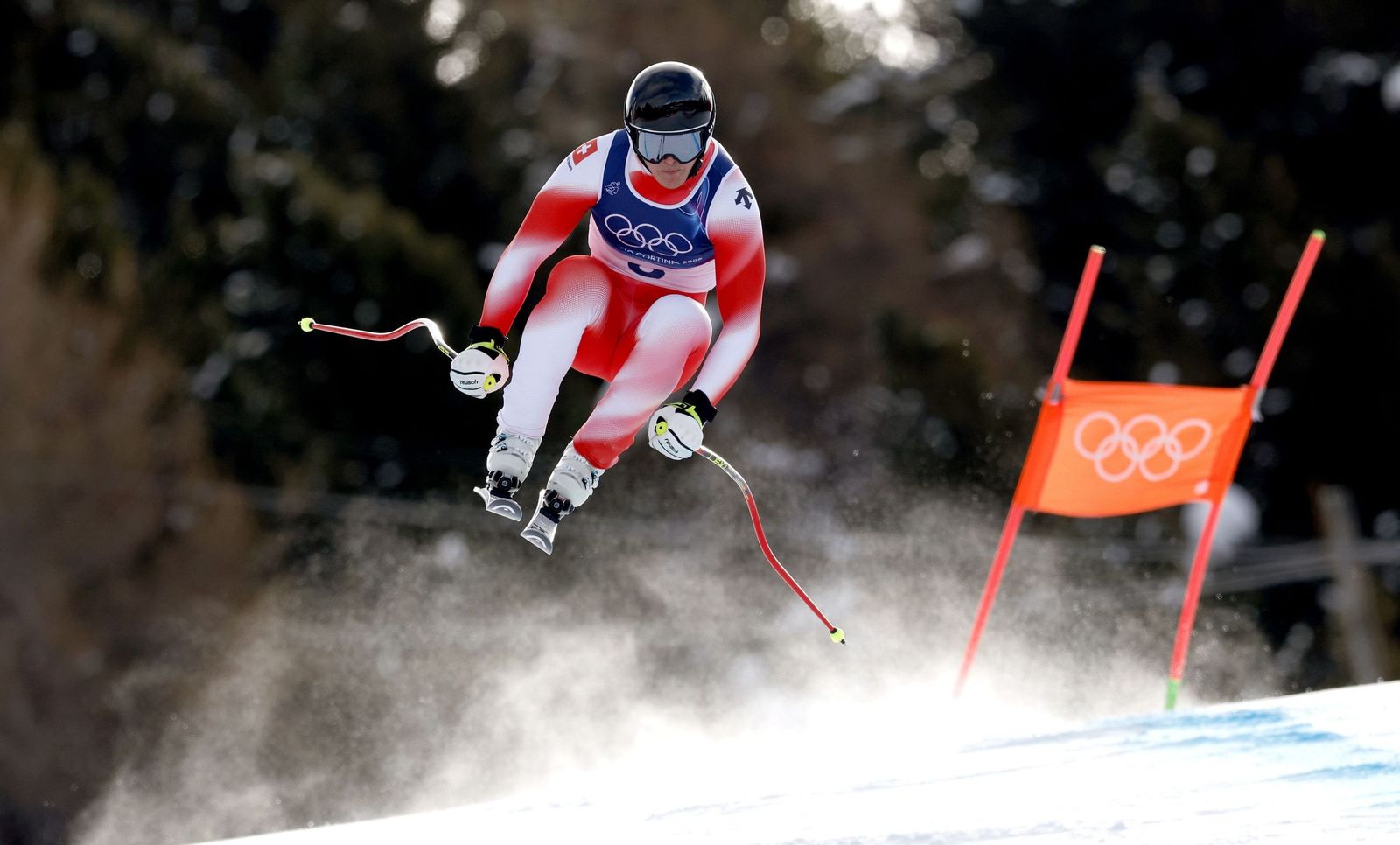 Von Allmen vuela sobre la pista de Bormio para ganar el oro en el descenso.