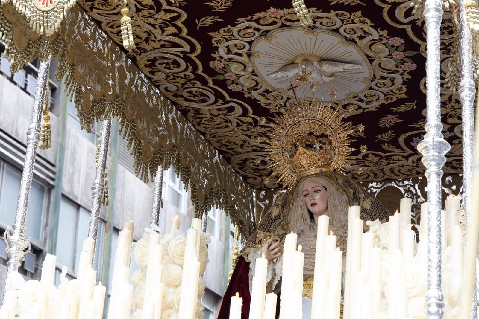 Los jiennenses se echan a la calle para presenciar la primera de las procesiones de la jornada: la Borriquilla (I)