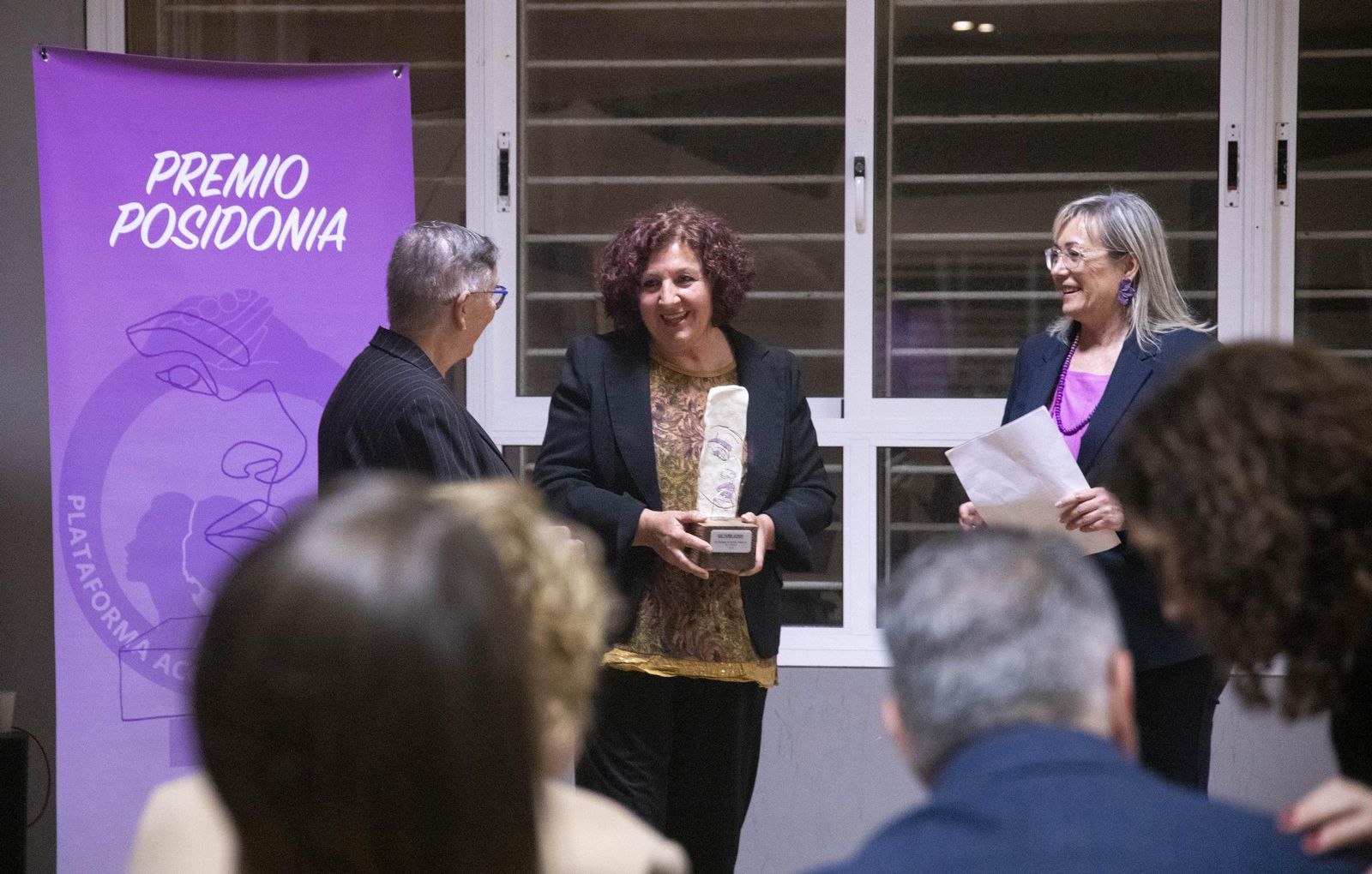 La Plataforma de Acción Feminista en Almería rinde homenaje a las mujeres de la Desbandá con su II Premio ‘Posidonia’ a Loli Sierra, vicepresidenta de la Asociación Memorialista de la Desbandá, en imágenes