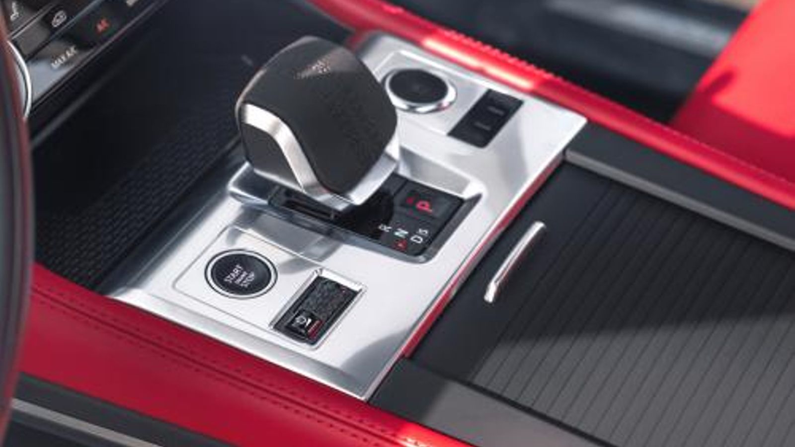 El cuidado por el detalle, con diseños muy pulidos, y los materiales, que parecen de altísimo nivel, ponen al F-Pace al nivel de lo que cuesta.