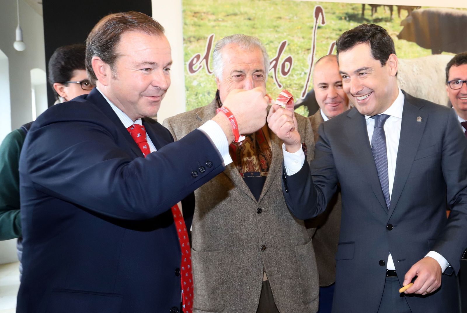 Imágenes de la visita del presidente de la Junta, Juanma Moreno a Jabugo, Ayuntamiento y sede de la DO Jabugo.