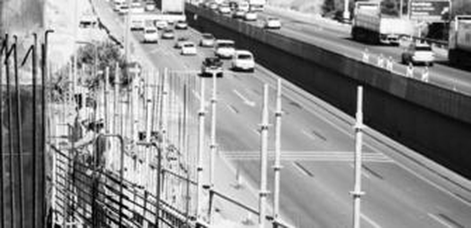 Salida de vehículos de Sevilla por la autovía A-49 en el día de ayer.