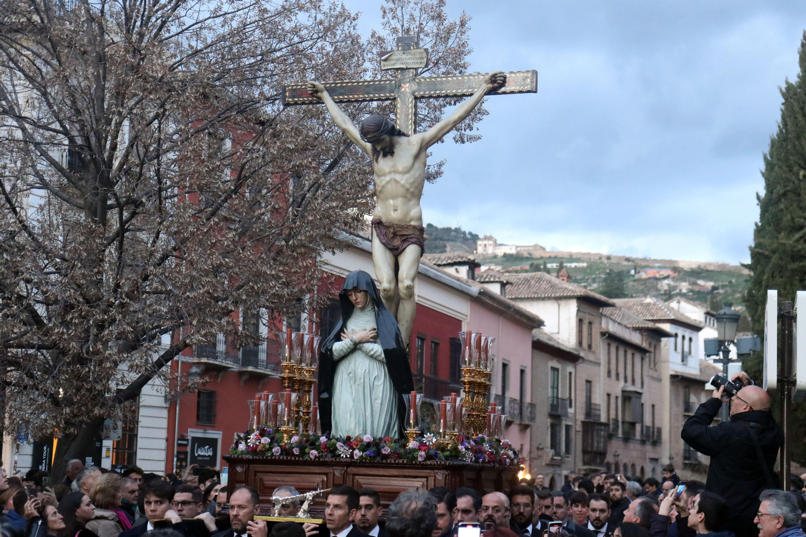 Fotogalería | El vía crucis de las cofradías de Granada en imágenes
